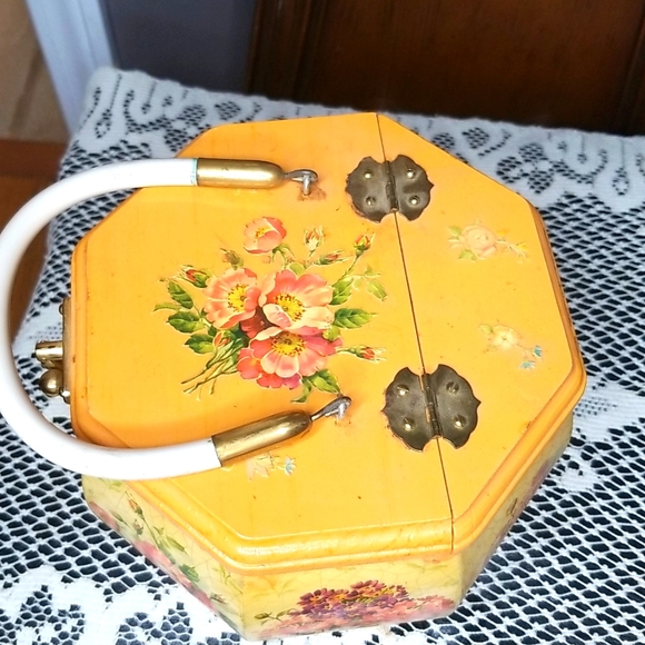 Vintage Gorgeous Handcrafted Wooden Purse with Lucite Handle-Floral - Picture 8 of 9